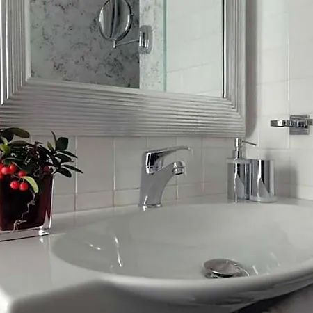 Relais La Maison De Luxe Bed & Breakfast 4*