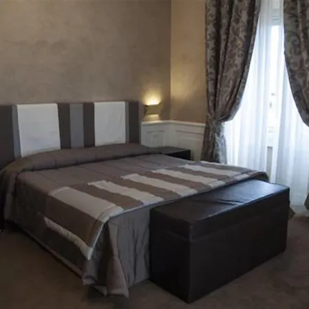 瑞莱斯豪华苑酒店 4* 罗马